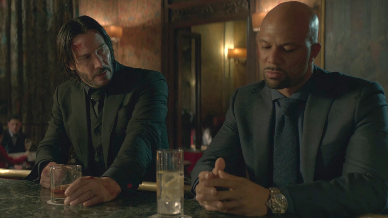 Czy John Wick 5 powstanie? Jego losy mogą się rozstrzygnąć przy butelce whisky, źródło grafiki: John Wick 2, Chad Stahelski, Lionsgate, 2017.
