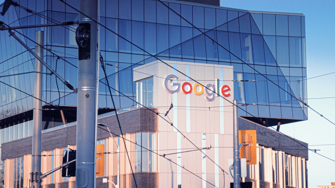 Tak dużo AI, że nawet pracownicy Google z tego żartują, źródło grafiki: Unsplash | Cess Idul.