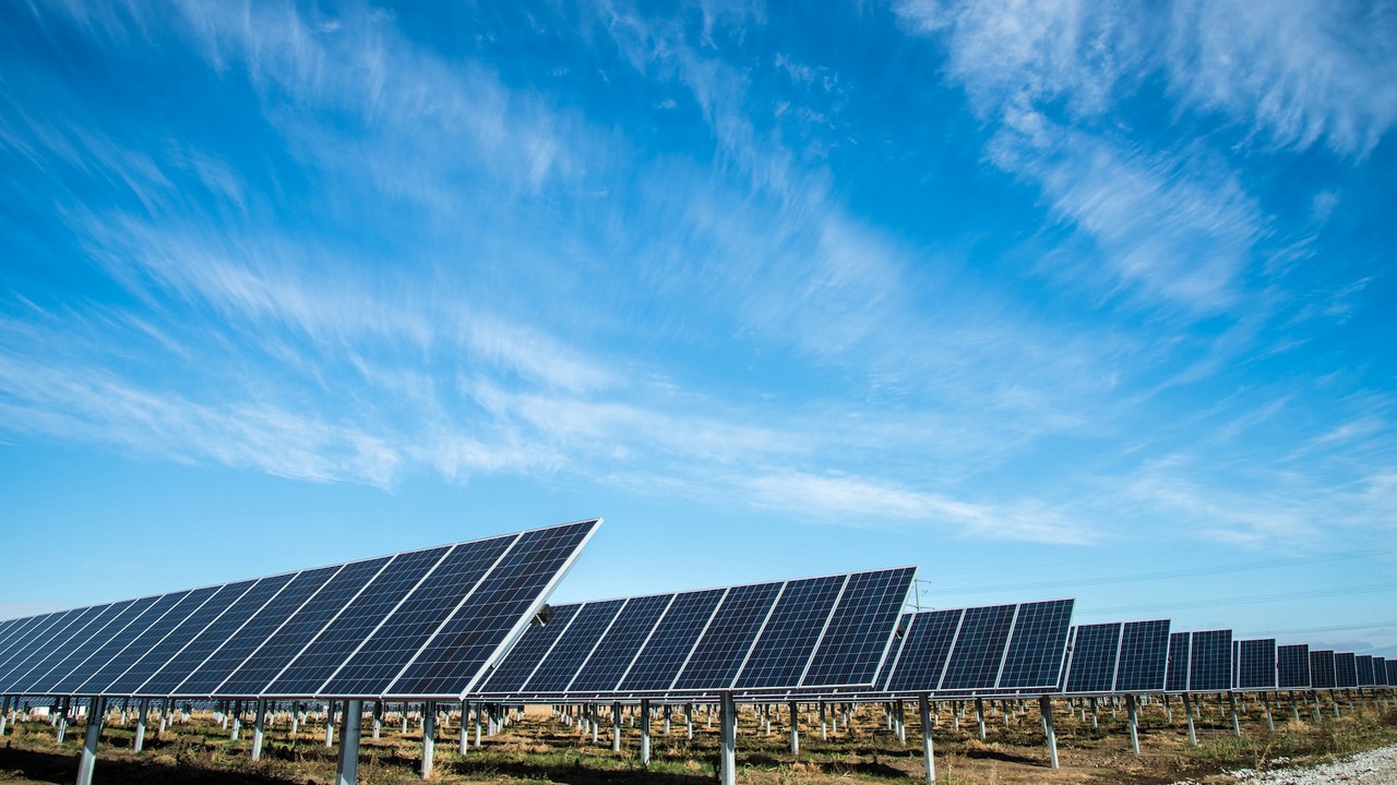 Recykling „zielonych” źródeł energii będzie dużym wyzwaniem, źródło grafiki: Unsplash | American Public Power Association.