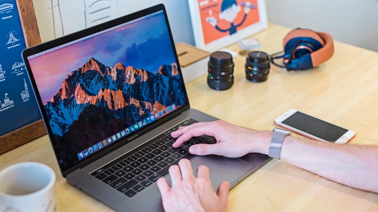 12 rdzeni i 36 GB RAM - Apple M3 Pro nie bierze jeńców, źródło grafiki: Unsplash | Mia Baker..