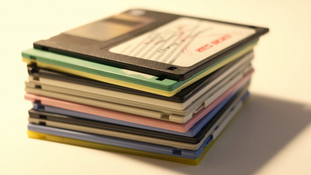 Zamiast SSD i HDD: gracz przechowuje swoje gry Steam na prehistorycznym nośniku, źródło grafiki: Kelsy Gagnebin / Unsplash.