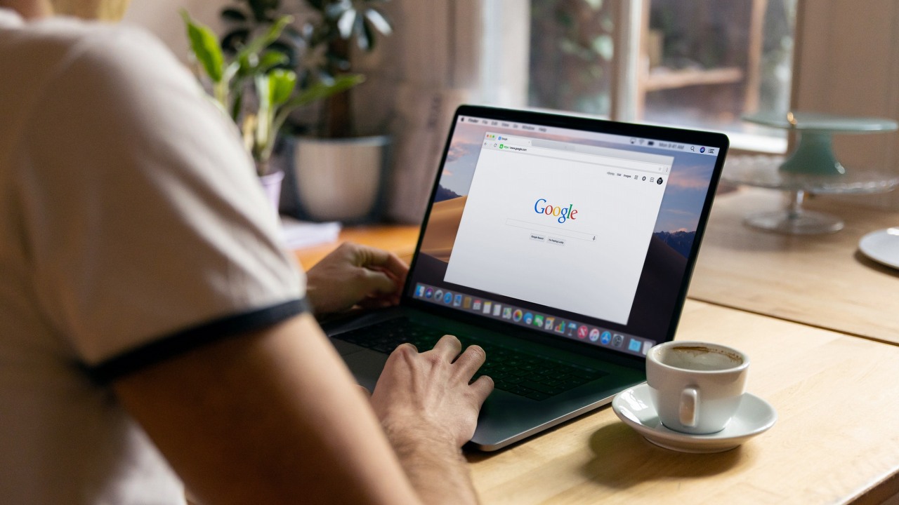 Google wprowadziło nowe, nieprzemyślane domeny; konsekwencją zalew oszustów i trolli, źródło grafiki: Unsplash | Firmbee.com.