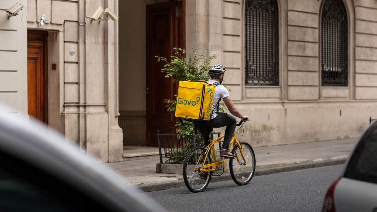 Glovo zapłaci wysoką karę pieniężną? UOKiK zarzuca firmie wprowadzanie konsumentów w błąd, źródło grafiki: Glovo.