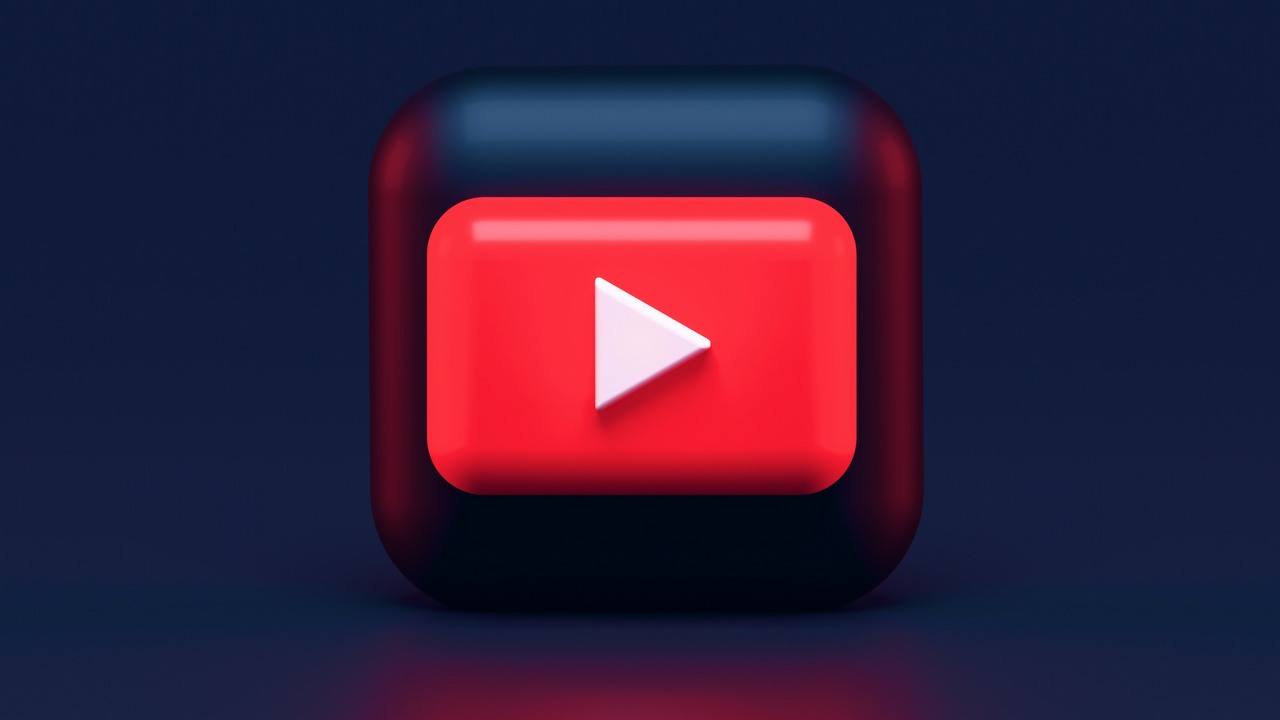 Oglądanie YouTube na telewizorach może stać się jeszcze trudniejsze, źródło grafiki: Unsplash | Alexander Shatov.