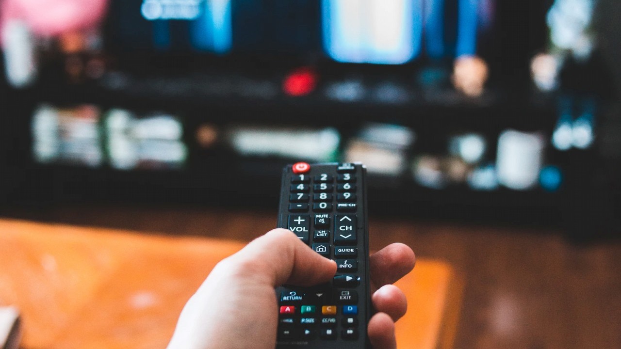 Miliony telewizorów i TV boksów mogą nas szpiegować, źródło grafiki: Erik Mclean / Unsplash.