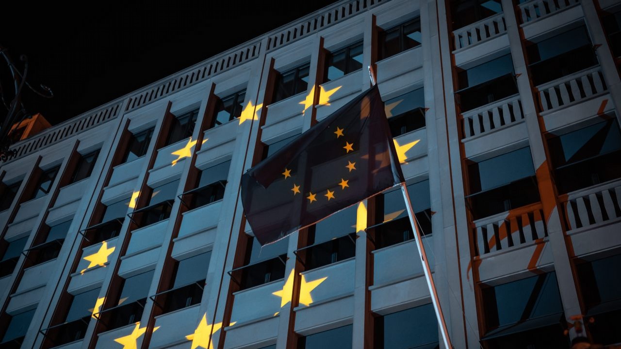 UE nałożyło rekordową karę finansową na Metę; firma złamała zasady prywatności, źródło grafiki: Unsplash | Maxima Focus..