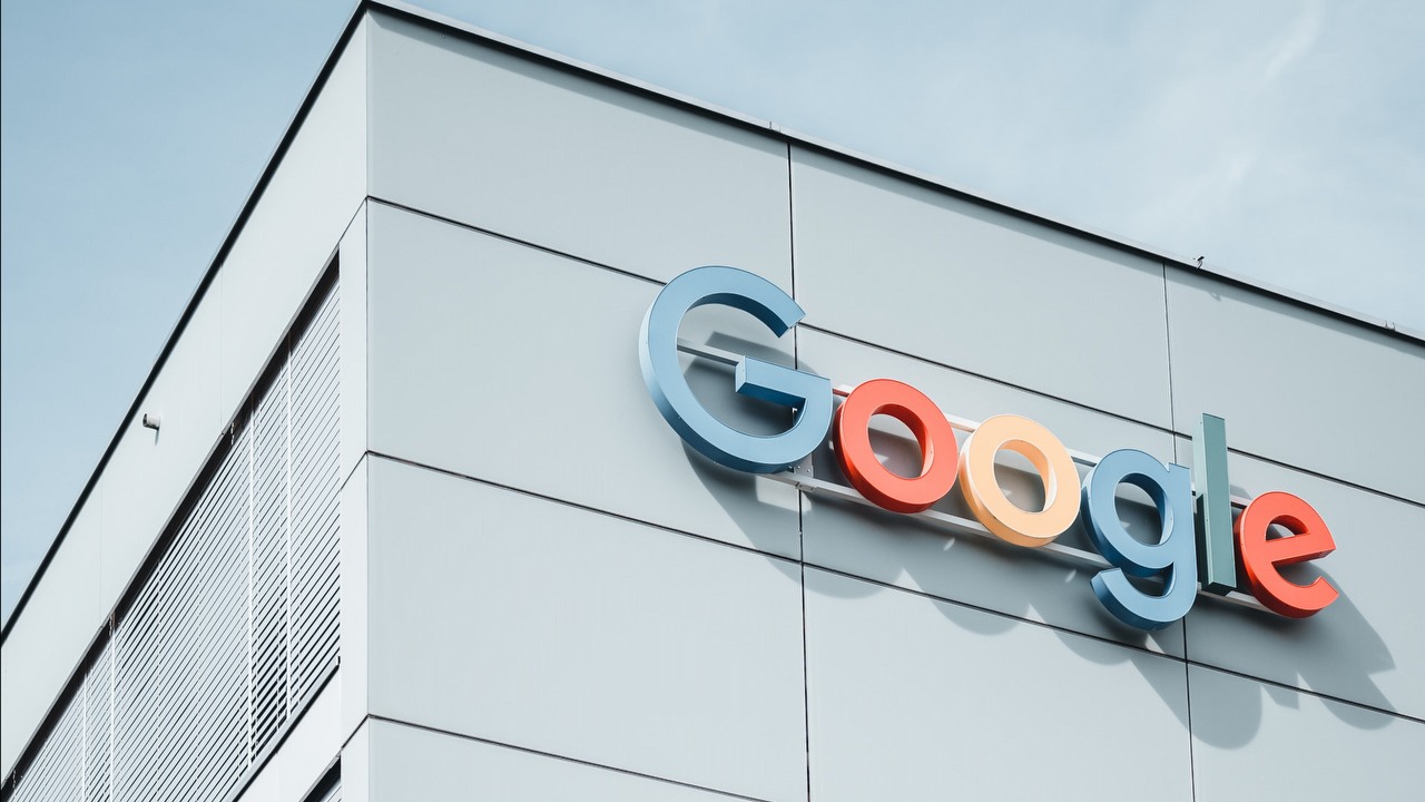 Google Colab otrzyma AI, które rozwiąże Twoje problemy programistyczne, źródło grafiki: Unsplash | Alex Dudar.