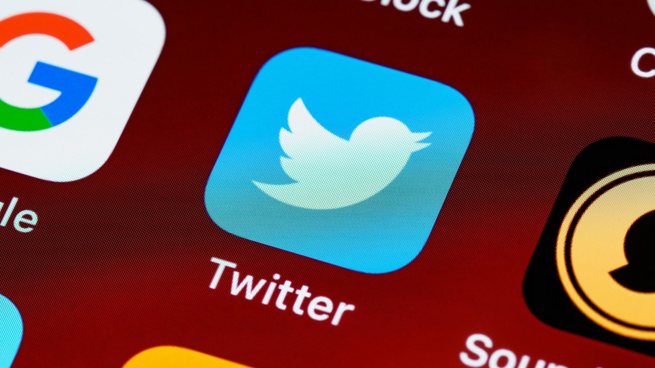 Twitter przywraca skasowane posty; użytkownicy nie są zadowoleni, źródło grafiki: Unsplash | Brett Jordan 2.