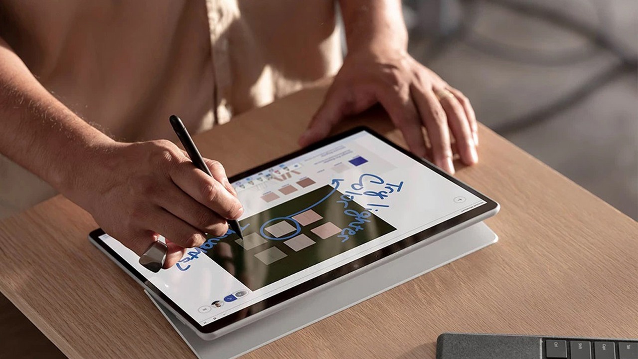 Microsoft zaliczył sporą wpadkę, kamera we flagowych laptopach nagle przestała działać, źródło grafiki: Microsoft.