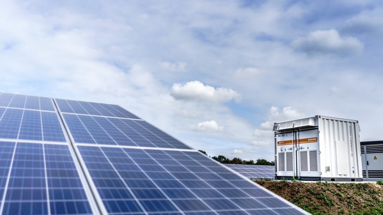 Więcej inwestujemy w energię słoneczną niż w ropę, źródło grafiki: Sungrow EMEA / Unsplash.