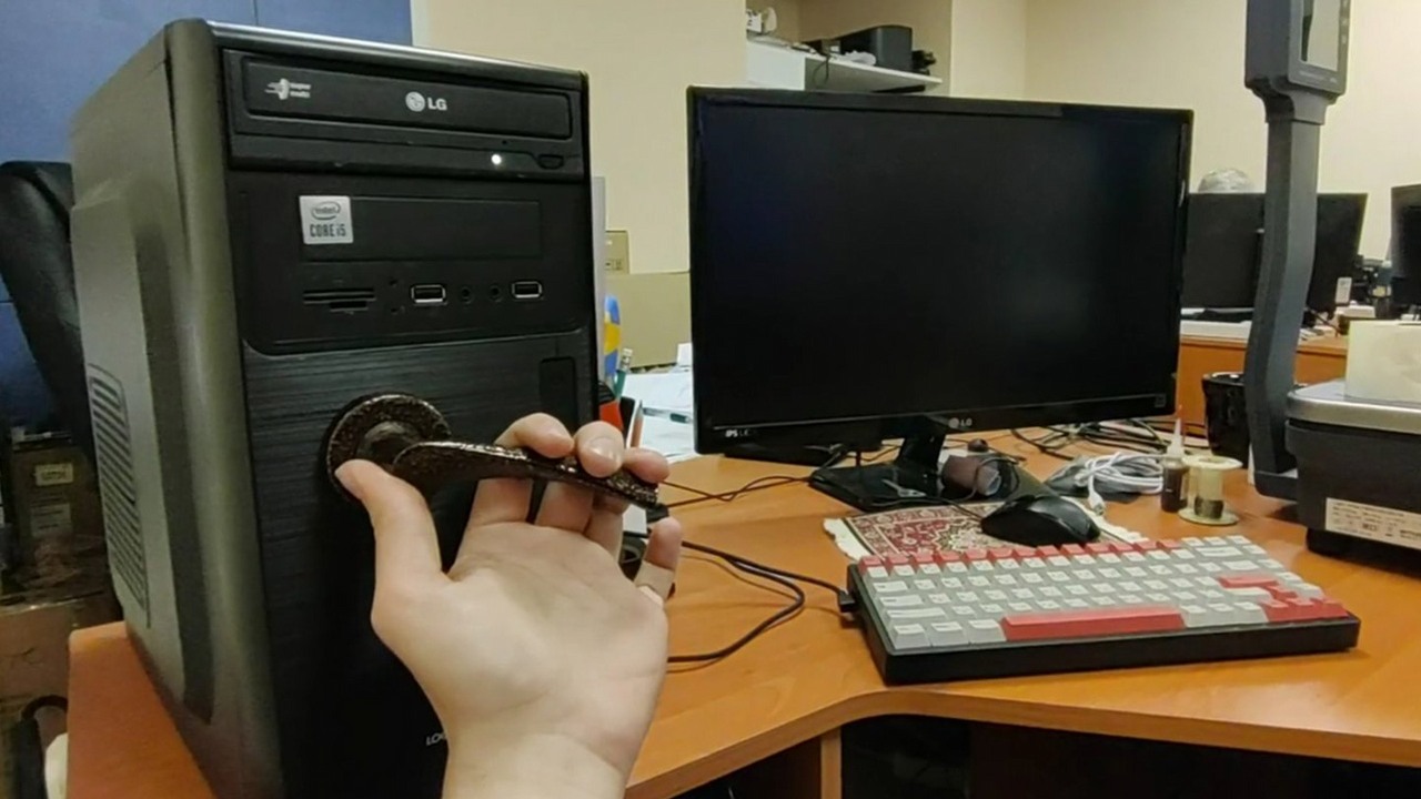 Gracz zastępuje przycisk zasilania na komputerze klamką, źródło grafiki: Reddit/u/kakos1997.