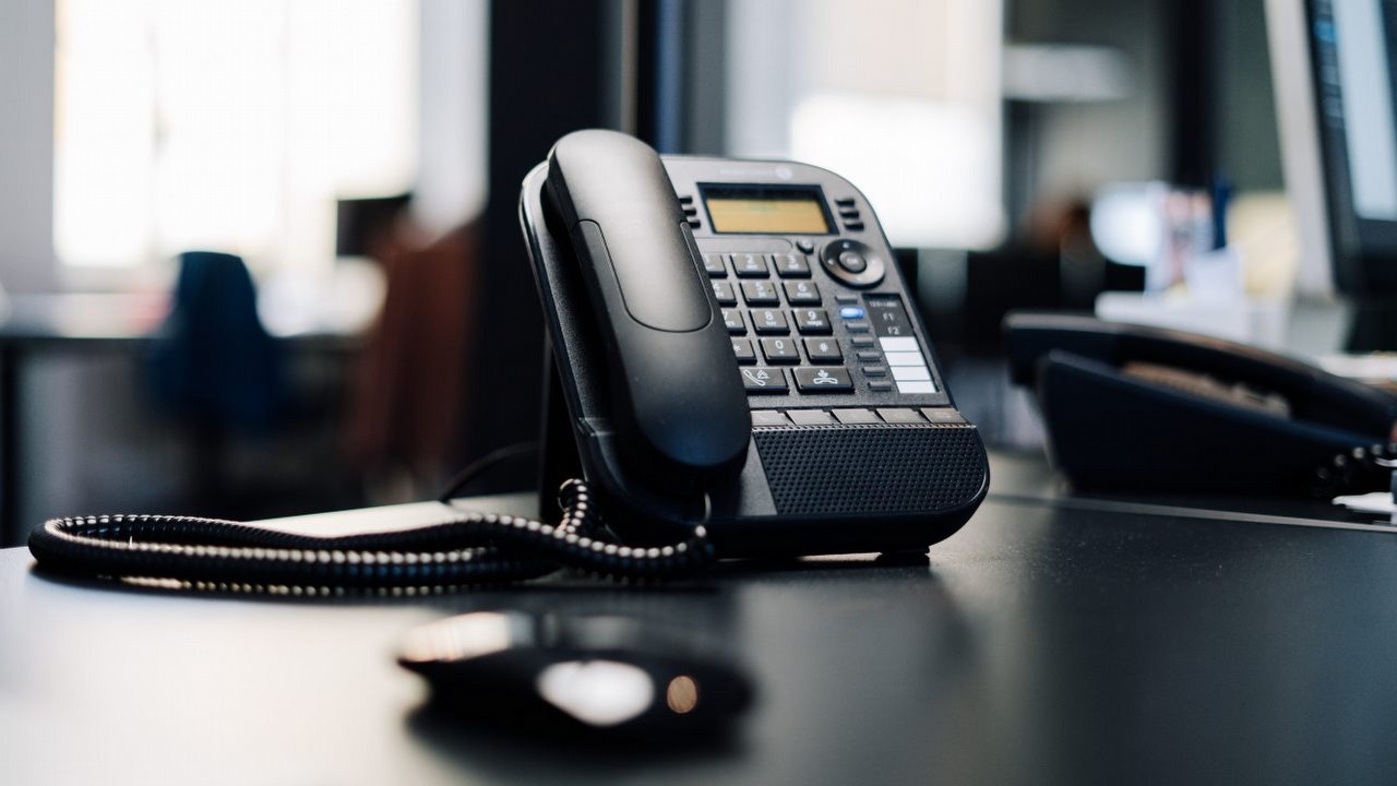 Pozew za 7,5 mld oszustw telefonicznych wobec amerykańskiego operatora, źródło grafiki: Unsplash | Julian Hochgesang..