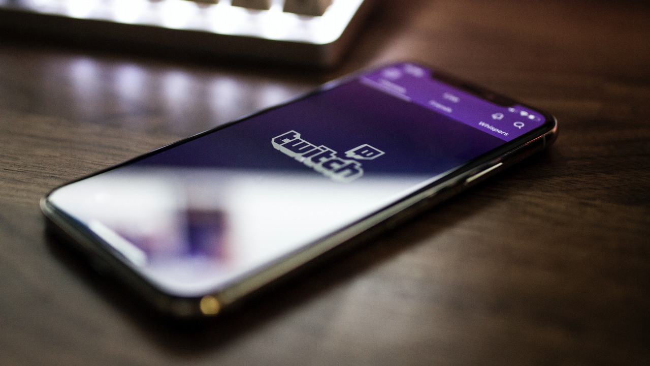 50zł miesięcznie za brak reklam na Twitchu, platforma wyciąga ręce po pieniądze, źródło grafiki: Unsplash | Caspar Camille Rubin.