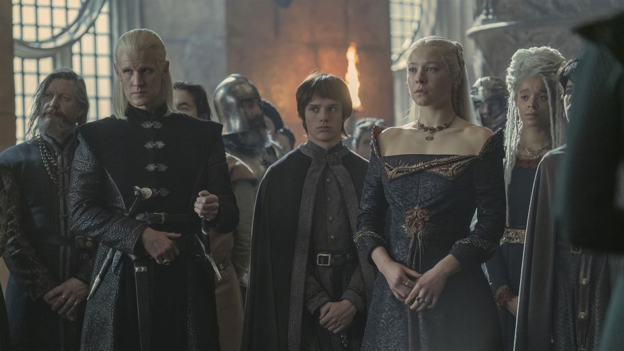 Producentka zdradza, ile sezonów może mieć Ród Smoka. To więcej, niż pierwotnie zakładano, źródło grafiki: Ród smoka; Miguel Sapochnik i Ryan Condal; HBO; 2022.