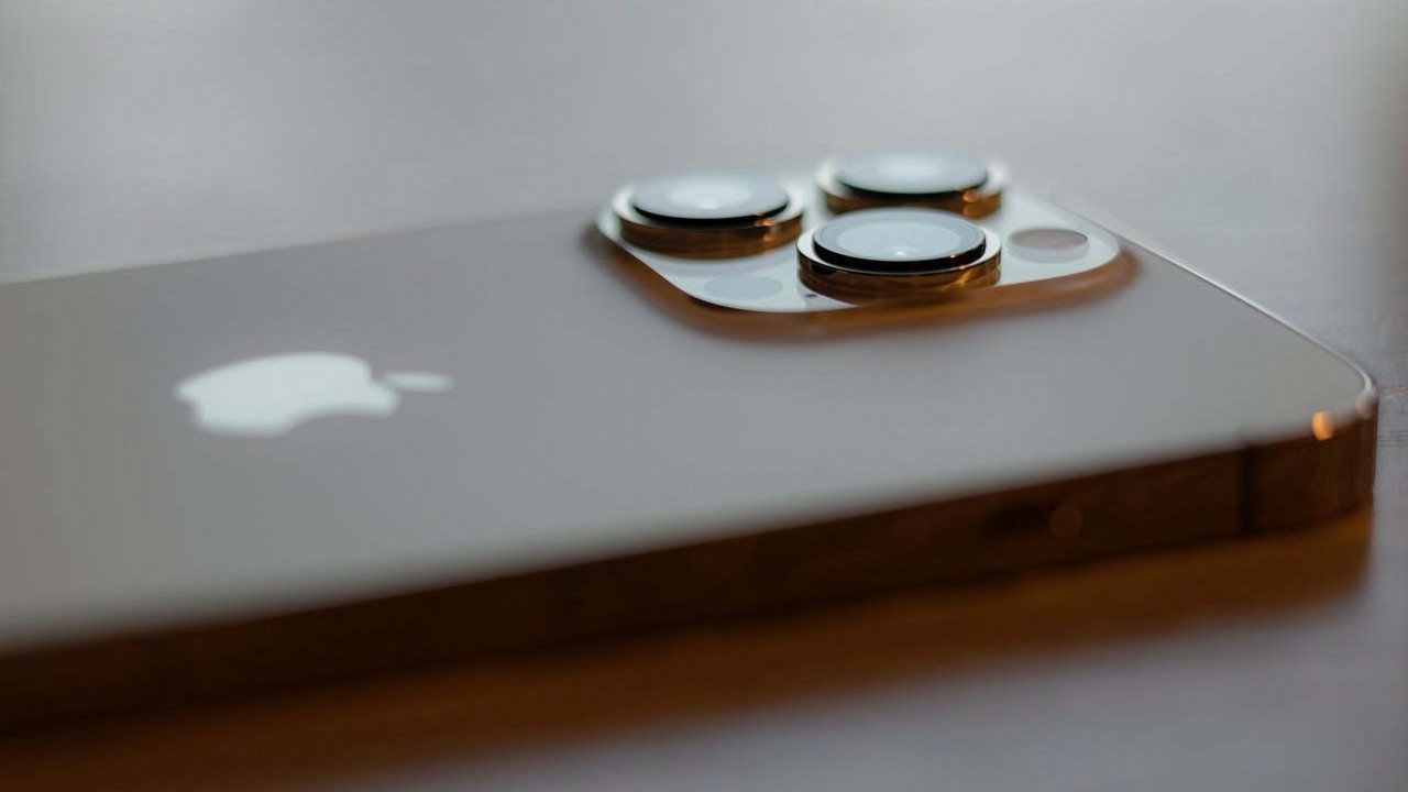 iPhone 15 Pro Max bez rewolucji; specyfikacja może rozczarować, źródło grafiki: Unsplash | James A. Molnar.
