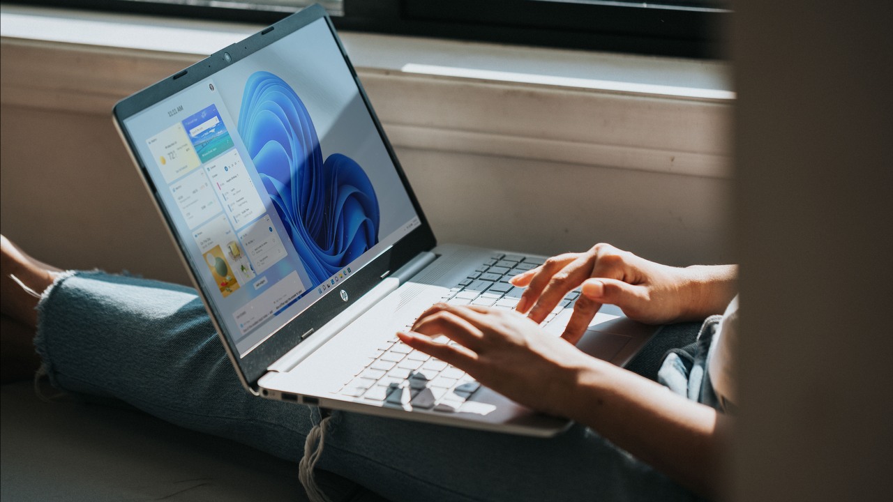 Windows 11 dostał widżety pozwalajace na kontrolę pracy komputera, źródło grafiki: Unsplash | Windows.