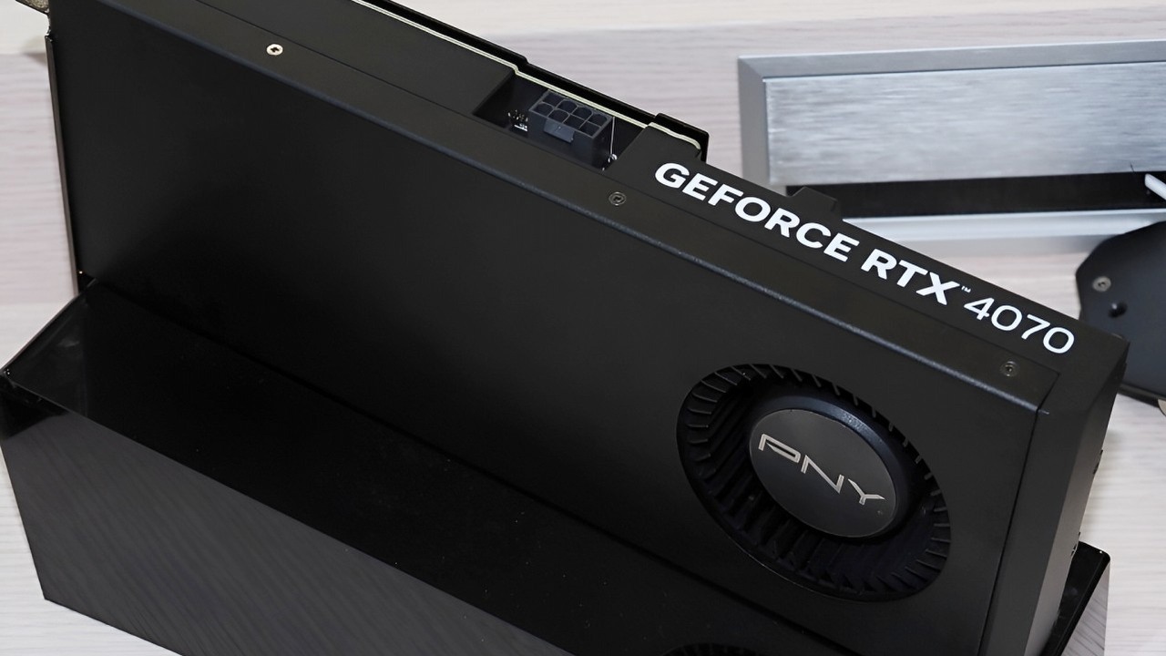 Ten zgrabny GeForce RTX 4070 ma niestandardowe chłodzenie, źródło grafiki: GDM.
