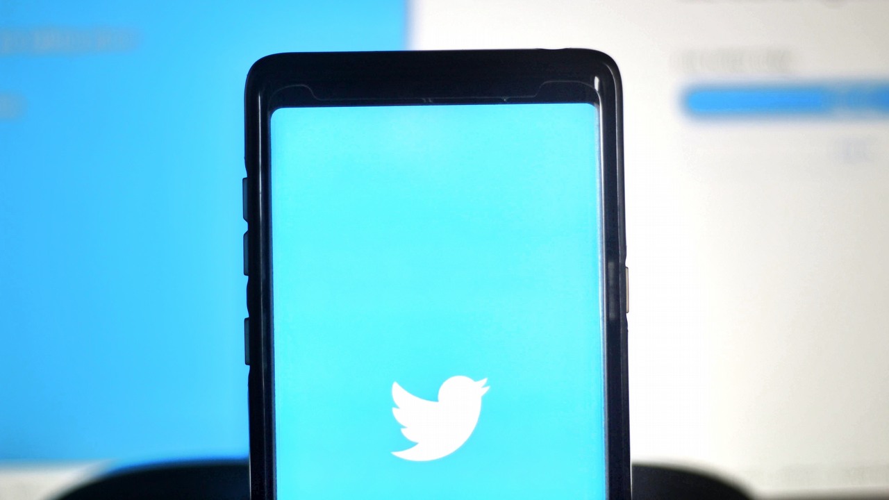 Twitter jest obecnie warty tylko ułamek tego, co zapłacił Elon Musk, źródło grafiki: Unsplash | Joshua Hoehne.