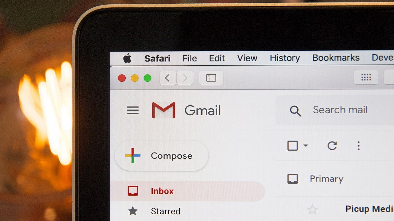 Gmail skorzysta z AI, żeby ulepszyć wyszukiwanie wiadomości, źródło grafiki: Unsplash | Stephen Phillips..