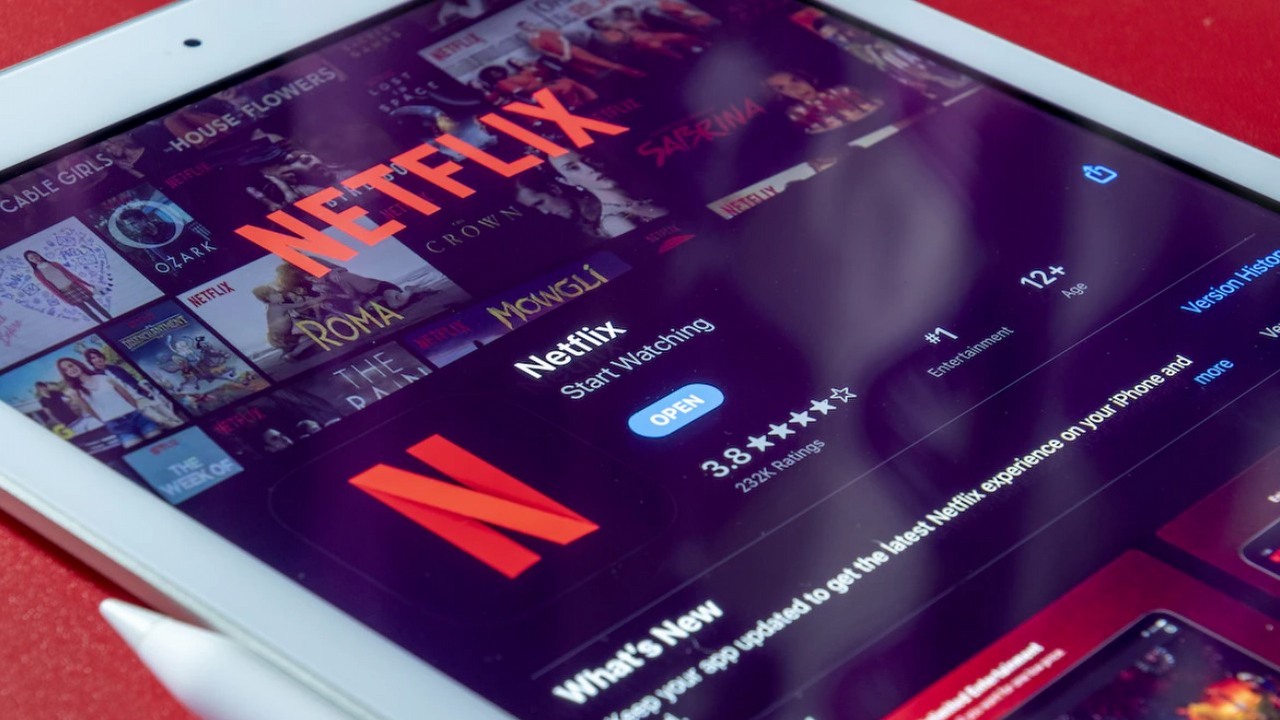 Netflix pokazał, jak korzystać z konta w więcej niż jednym miejscu, źródło grafiki: Souvik Banerjee; Unsplash.com; 2021.
