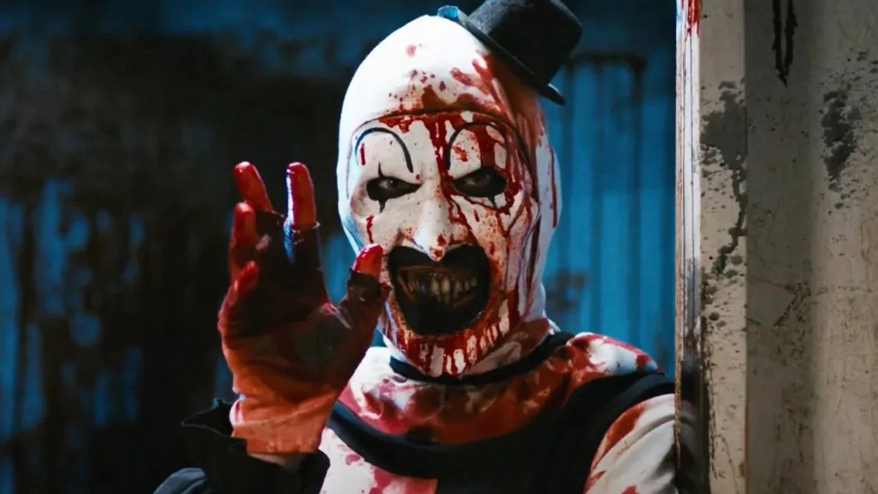 Klaun w Terrifier 2 wywołał u widzów traumę, a teraz ma powrócić w sequelu z większym budżetem, źródło grafiki: Terrifier 2. Masakra w święta, reż. Damien Leone, Cinedigm, 2022..