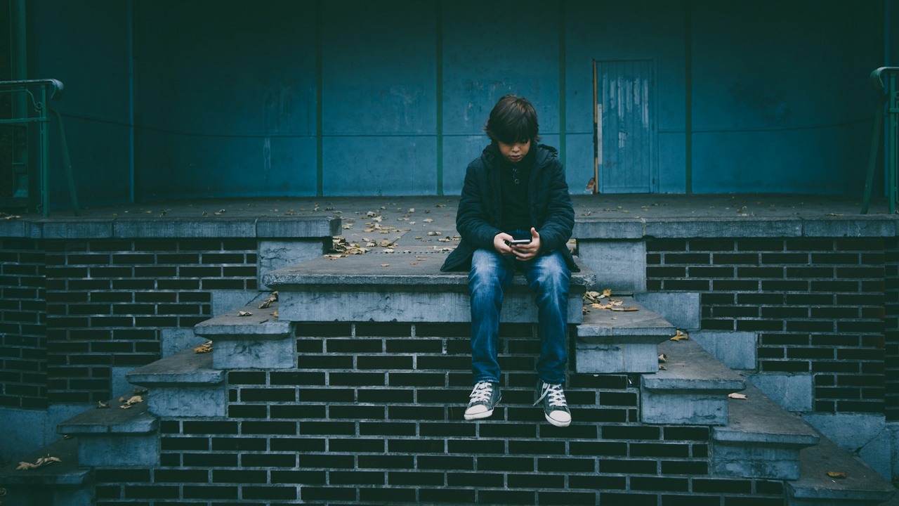 W tym miasteczku dzieci mają zakaz używania smartfonów, źródło grafiki: Unsplash | Gaelle Marcel.