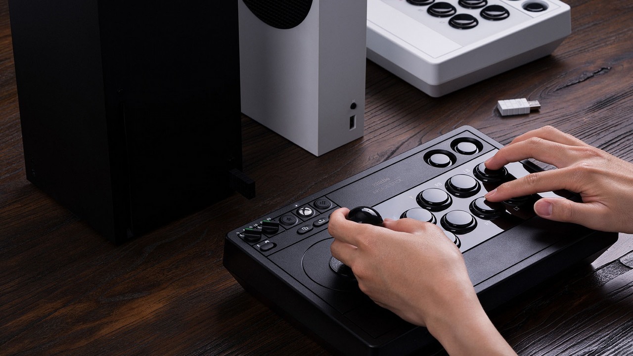 Xbox w końcu otrzyma kontroler, który zachwycił fanów bijatyk, źródło grafiki: 8BitDo..