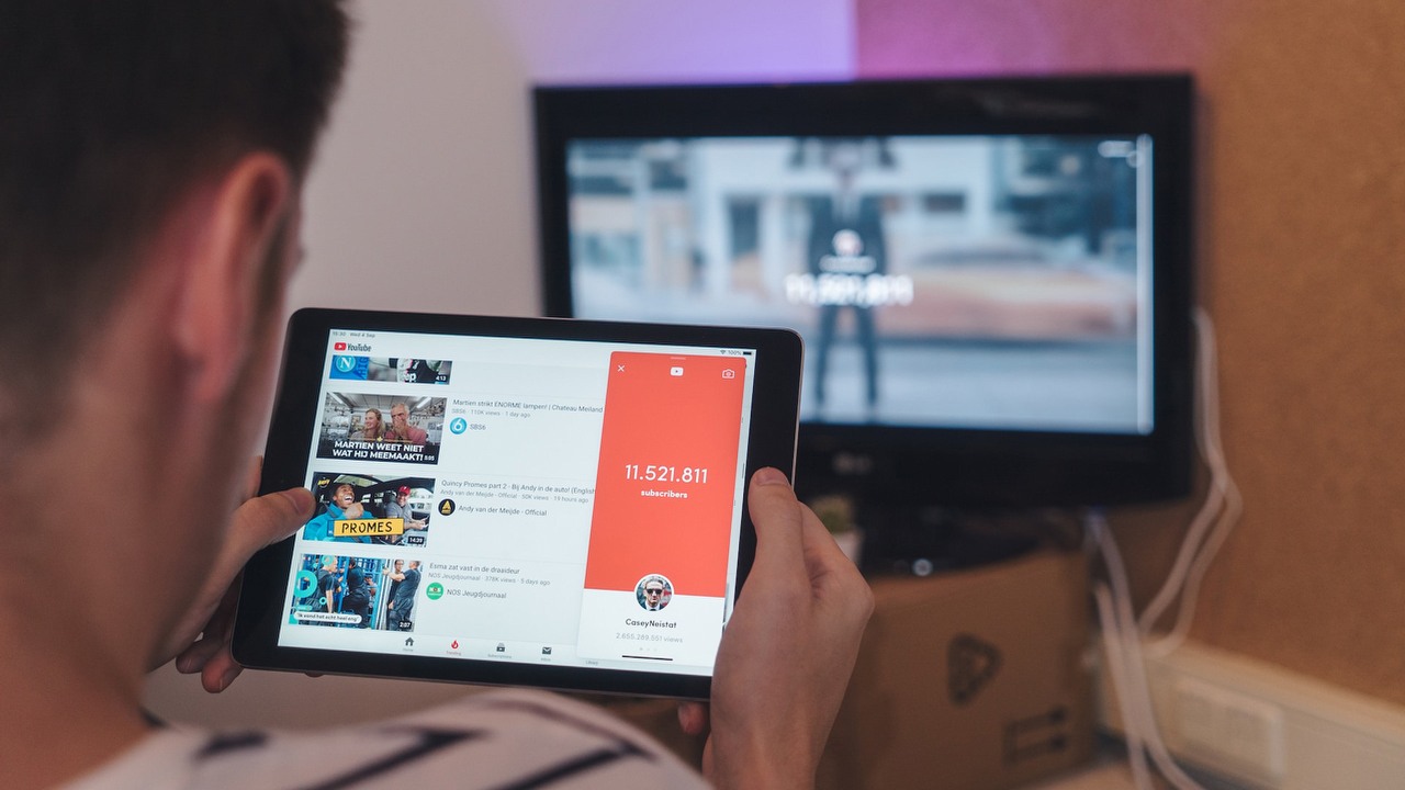 YouTube idzie w ślady Netflixa i walczy ze współdzieleniem kont, źródło grafiki: Unsplash | CardMapr.nl.