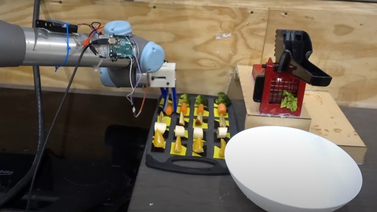 Roboty nauczą się gotowania z filmów; pomoże im AI, źródło grafiki: YouTube/Cambridge University.