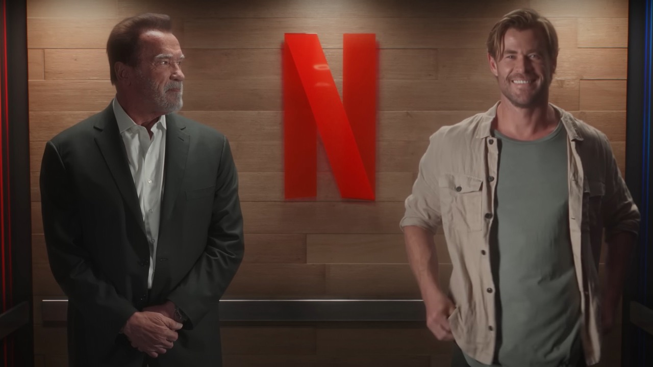 „Nawet nie stoją obok siebie” - klip Netflixa ze Schwarzeneggerem i Hemsworthem nie przekonał fanów, źródło grafiki: Elevator ride, Netflix, Youtube, 2023.