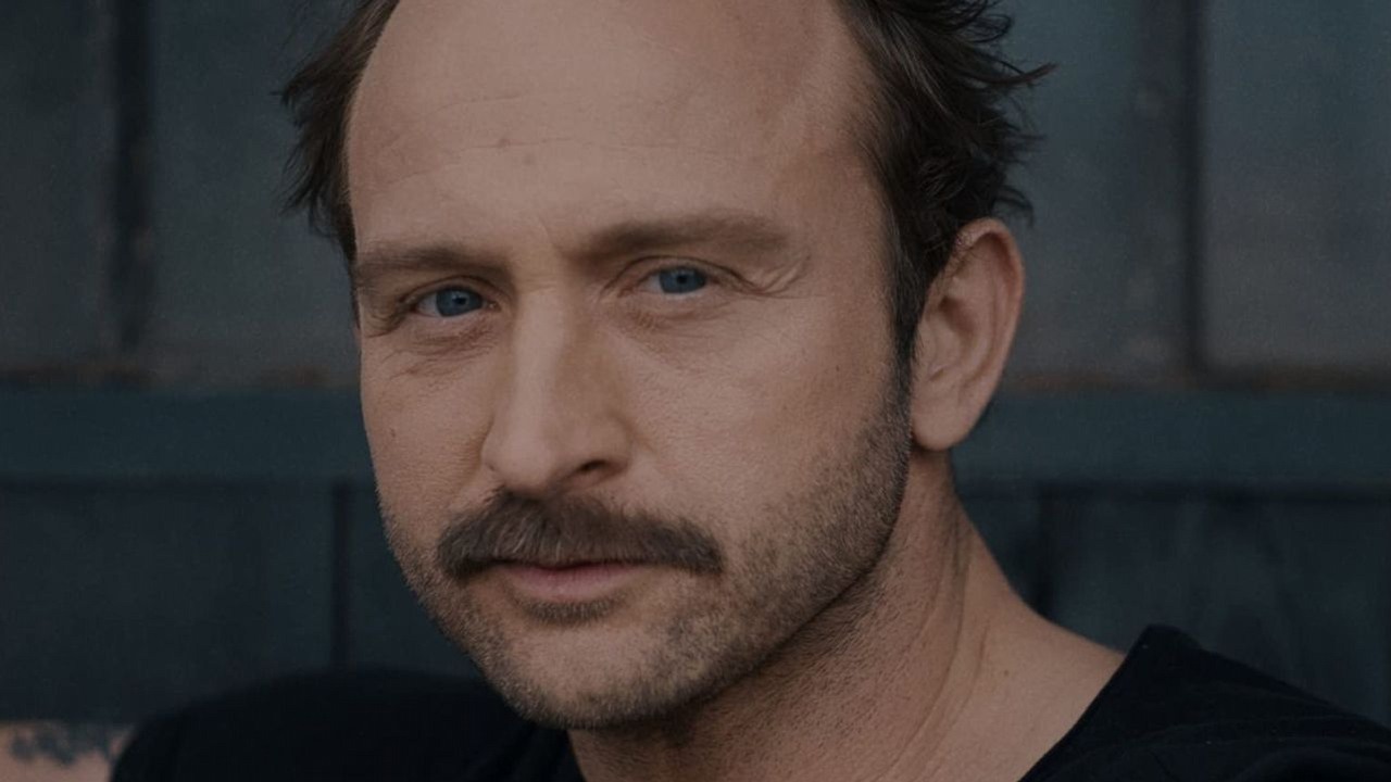 Borys Szyc jako czterdziestoletni playboy w polskim serialu SkyShowtime. Zobacz zwiastun, źródło grafiki: Warszawianka, Jacek Borcuch, SkyShowtime, 2023..