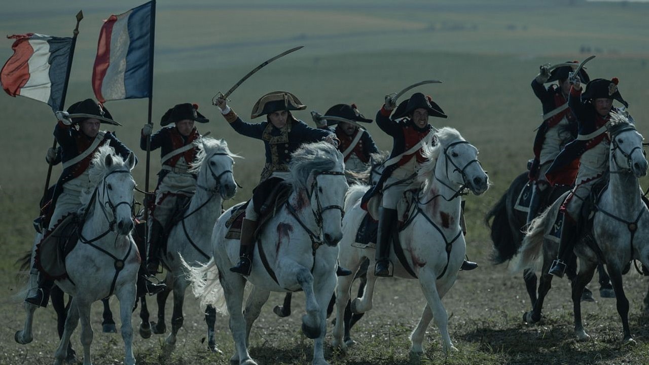 Napoleon Joaquina Phoenixa na pierwszych fragmentach z filmu Ridleya Scotta, źródło grafiki: Napoleon, Ridley Scott, Apple TV+, 2023.