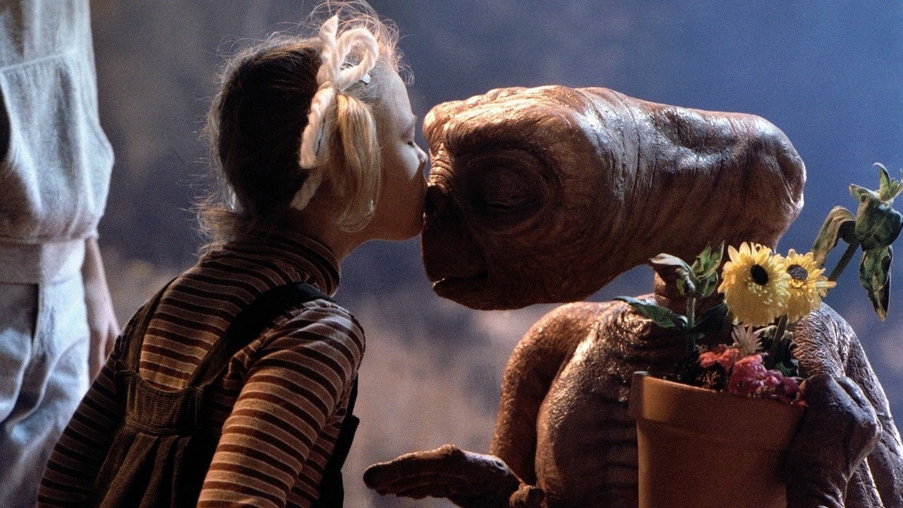 Spielberg był bezradny patrząc, jak Barrymore była „okradana z dzieciństwa” pracując przy ET, źródło grafiki: E.T., reż. Steven Spielberg, Universal Pictures, 1982.