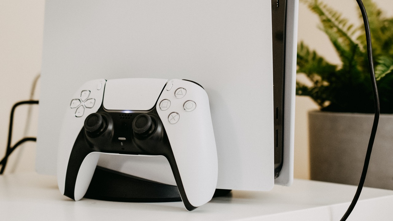 Nowa aktualizacja firmware dla PS5; poprawiona wydajność i obsługa komunikatów, źródło grafiki: Unsplash | Nik.
