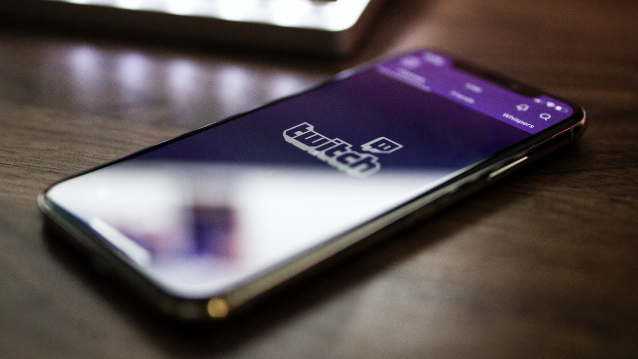 Twitch zabiera streamerom źródło utrzymania - zamieszanie z reklamami, źródło grafiki: Caspar Camille Rubin | Unsplash.