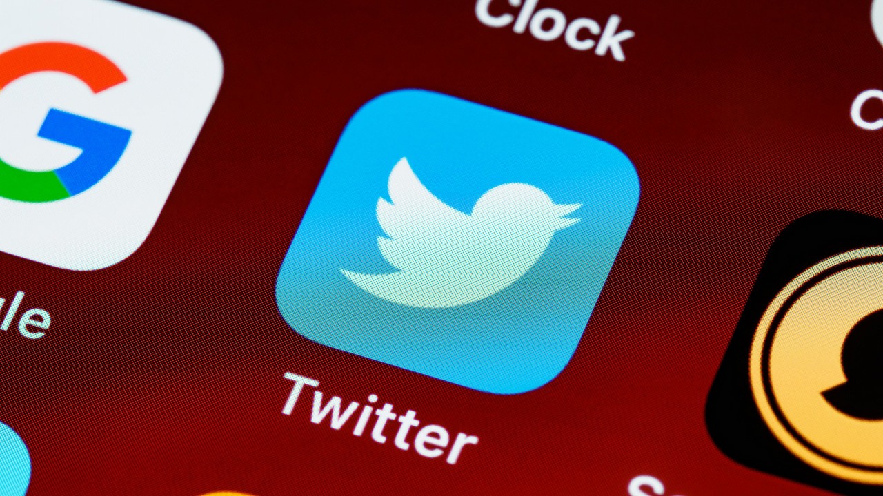 Twitter traci pieniądze; Elon Musk uważa, że to celowe działanie reklamodawców, źródło grafiki: Unsplash | Brett Jordan.