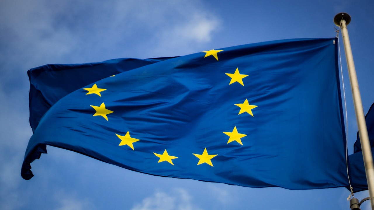 Unia Europejska chce oznaczać treści tworzone przez AI, źródło grafiki: Unsplash | Christian Lue.