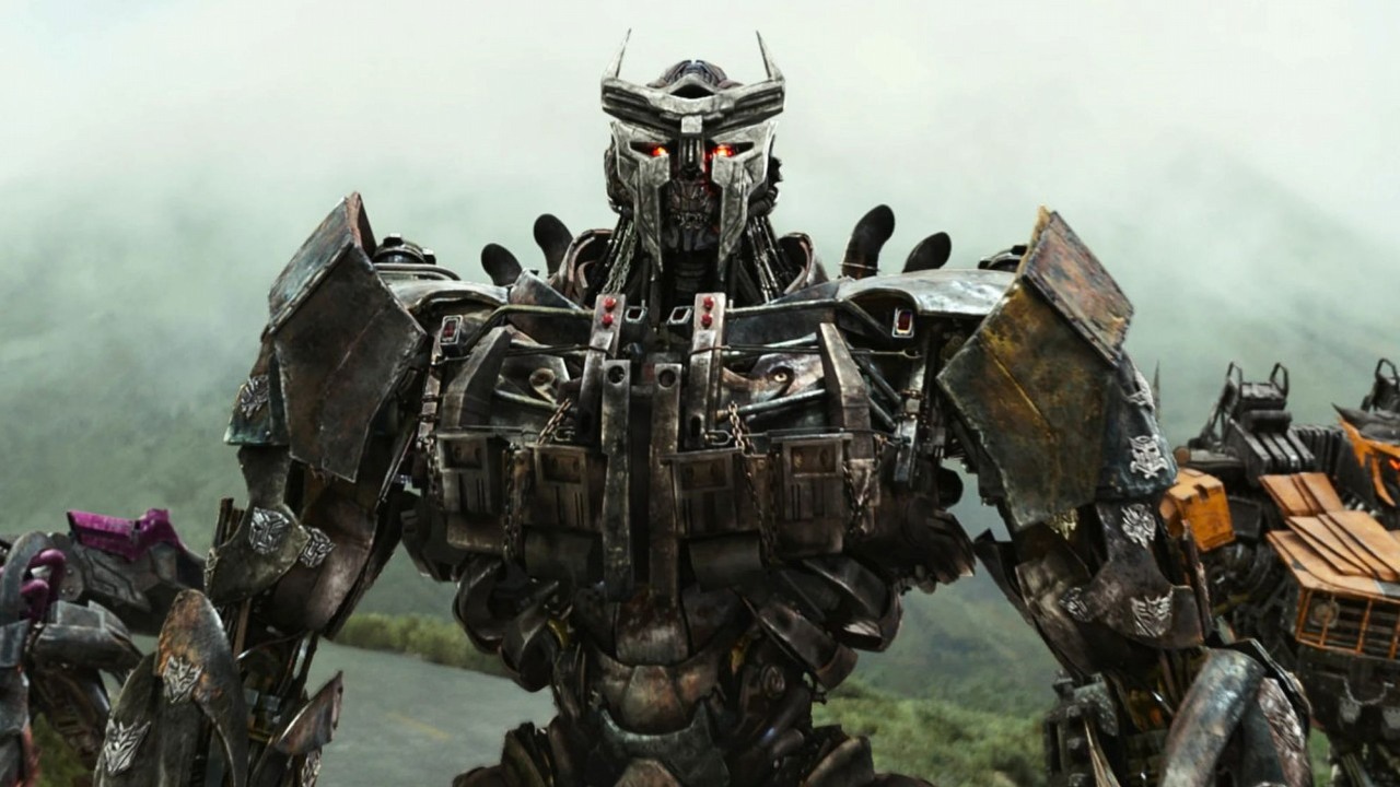 Gwiazdor Gry o tron i Transformers ma intrygującą teorię, dlaczego kochamy złoczyńców, źródło grafiki: Transformers: Rise of the Beasts; reż. Steven Caple Jr.; Paramount Pictures; 2023.