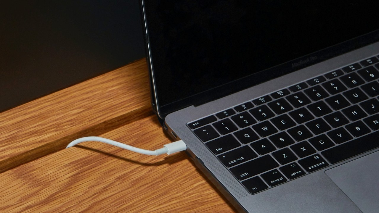 Laptop stale podłączony do zasilania - czy to uszkadza baterię?, źródło grafiki: ROOM / Unsplash.