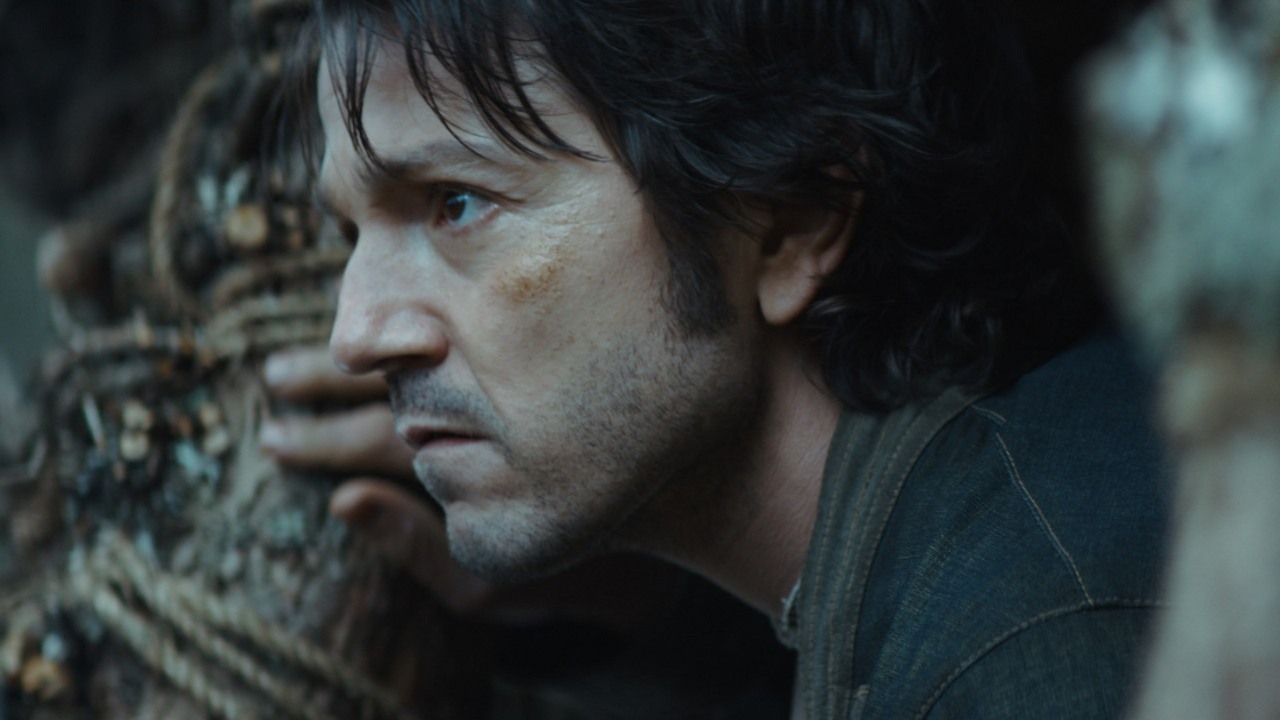 Dlaczego Andor zaskoczył i zabił tę serialową postać? Tony Gilroy tłumaczy motywacje Cassiana, źródło grafiki: Star Wars: Andor; Tony Gilroy; Disney+; 2022.