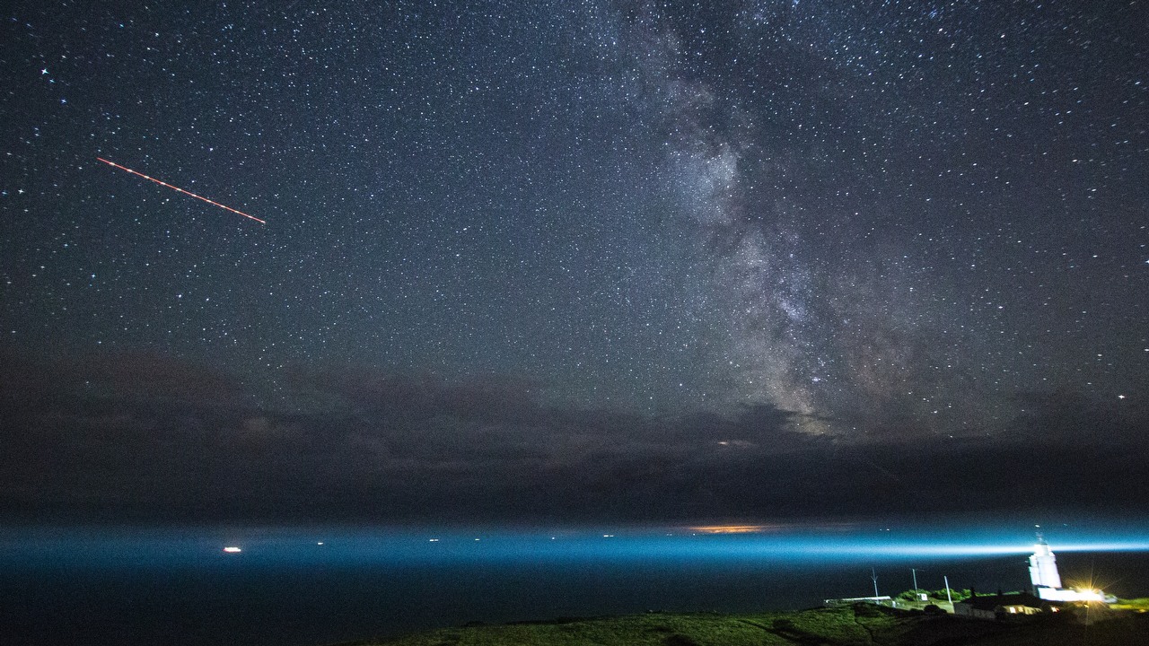 Satelity to coraz większy problem, przeszkadzają astronomom, źródło grafiki: Diana Parkhouse | Unsplash.