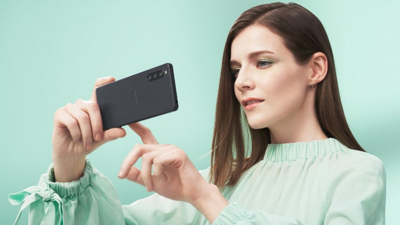 Wodoszczelny smartfon z wytrzymałą baterią doczekał się nie lada promocji w Media Markt, źródło grafiki: Sony.