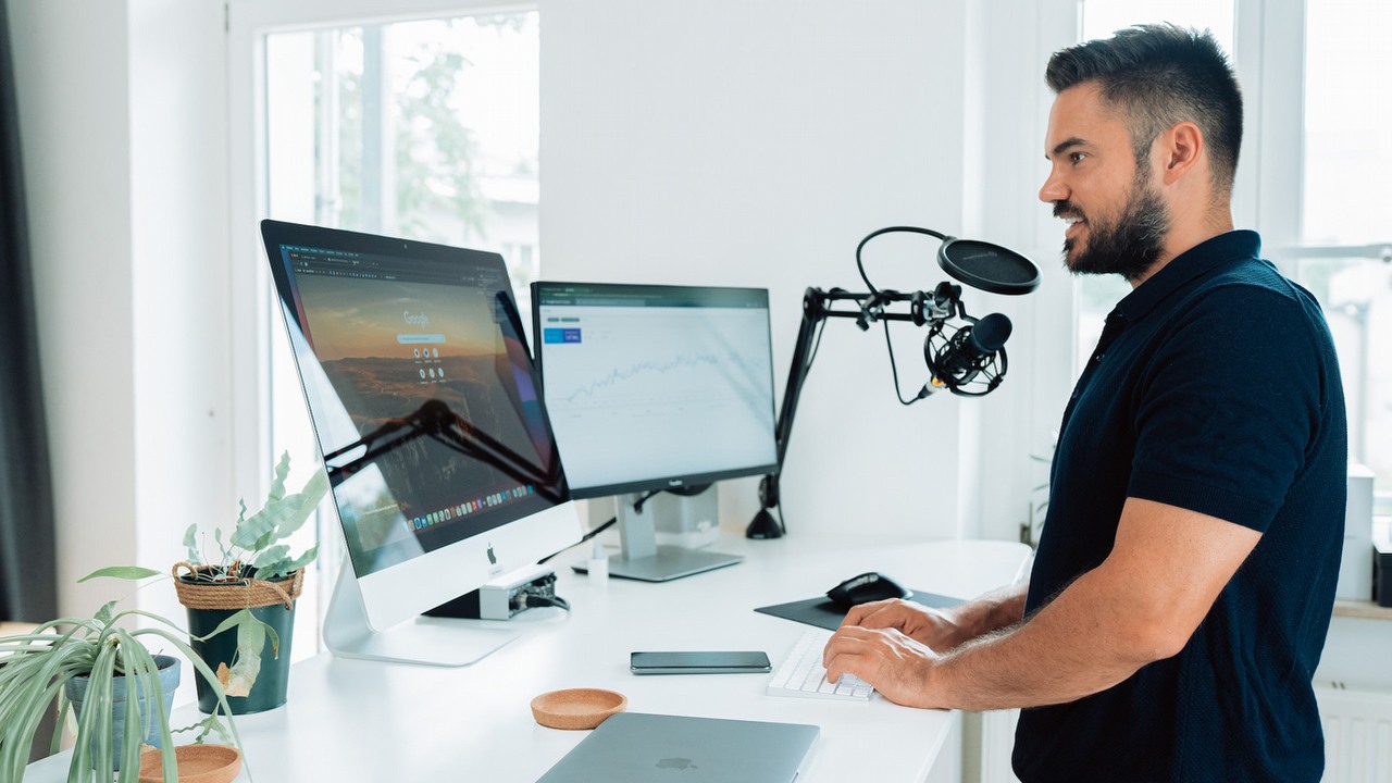 Influencerzy głównym źródłem wiadomości dla młodzieży; niepokojące wnioski nowego raportu, źródło grafiki: Unsplash | Malte Helmhold.