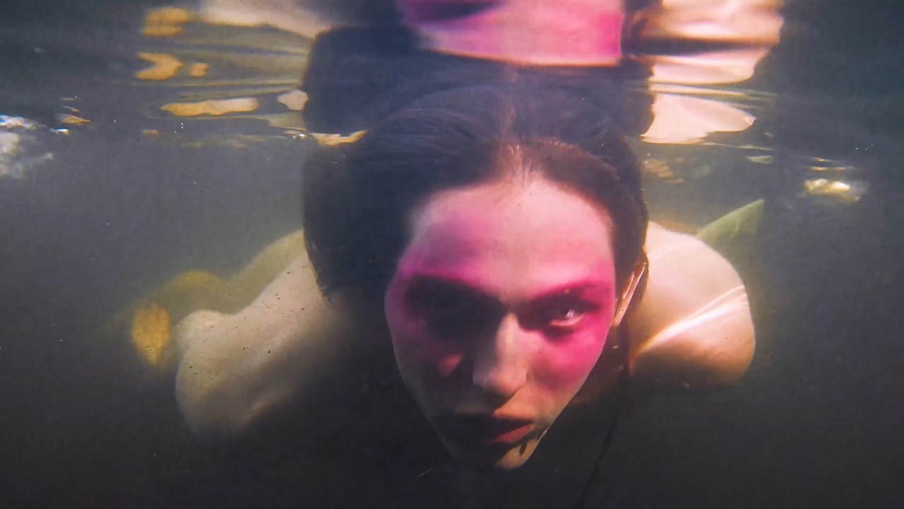 „Filantropia i ultraprzemoc”. Dziwny film przedstawia nową firmę współzałożyciela Rockstar Games, źródło grafiki: YouTube / Absurd Ventures..