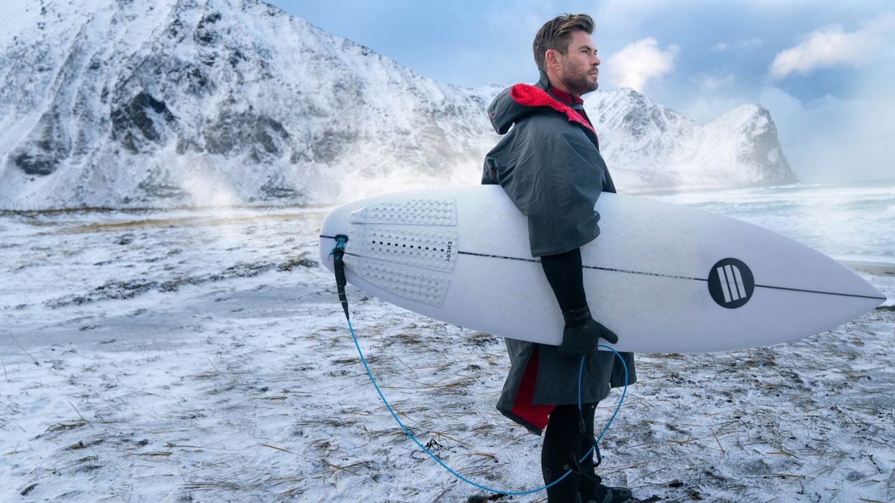 Chris Hemsworth uważa, że jego przerwa od aktorstwa została rozdmuchana, źródło grafiki: Bez granic z Chrisem Hemsworthem; Darren Aronofsky i Ari Handel; Disney+; 2022.
