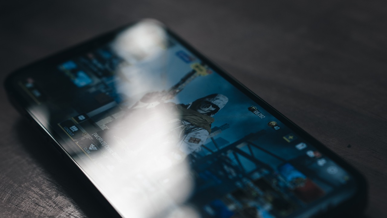 Ten gamingowy smartfon za 1000 złotych może namieszać na rynku, źródło grafiki: Alexander Cifuentes | Unsplash.