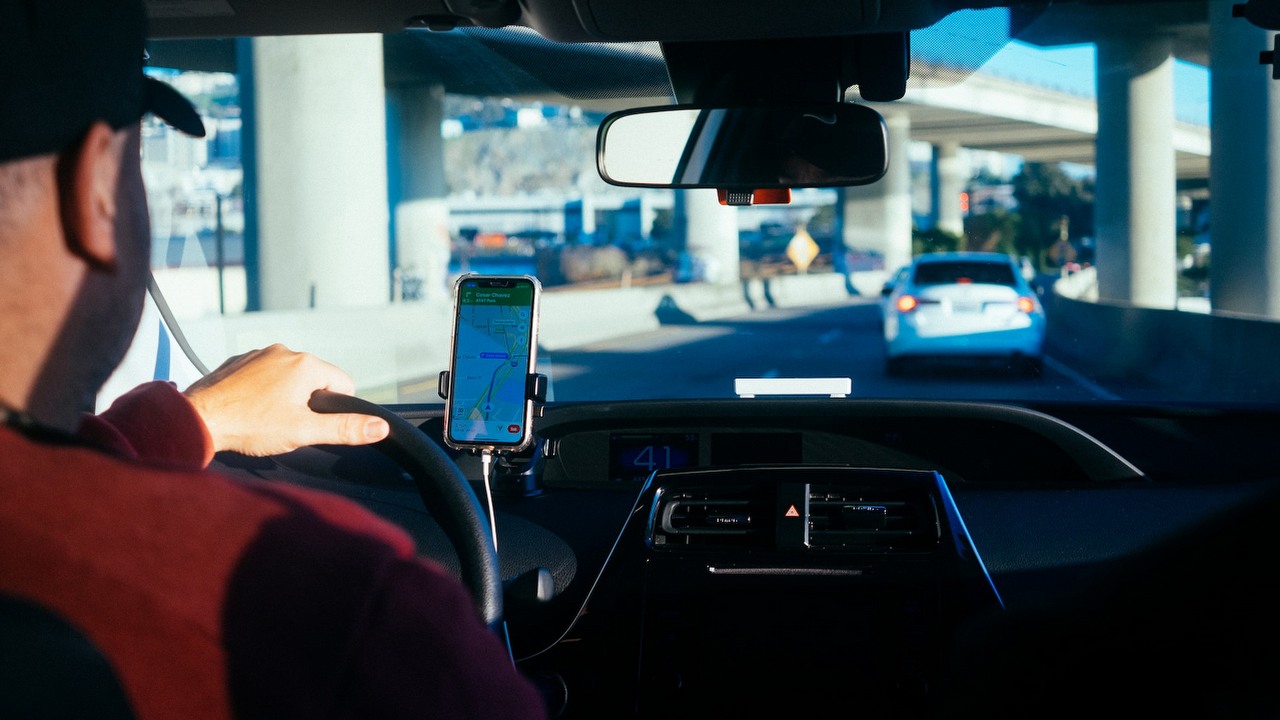 Czekasz na Ubera? W międzyczasie obejrzysz reklamę, źródło grafiki: Unsplash | Paul Hanaoka.