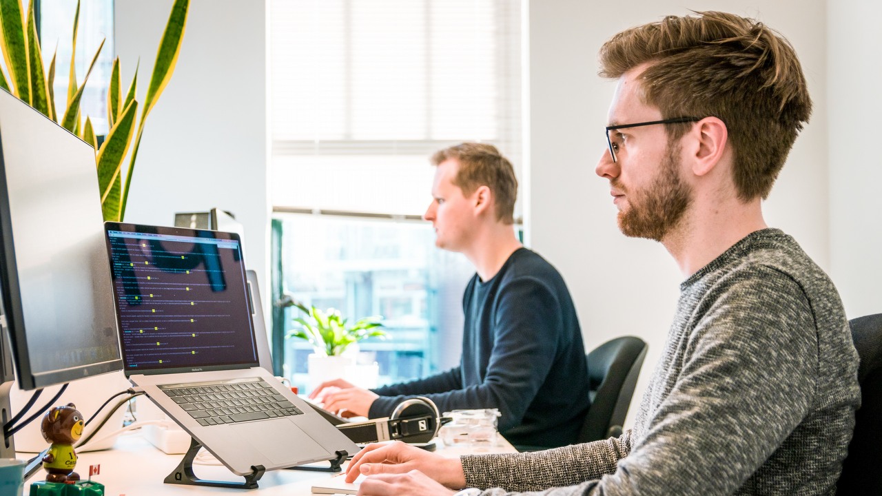 Google Docs w końcu naprawia jedną z najbardziej denerwujących funkcji, źródło grafiki: Tim van der Kuip | Unsplash.