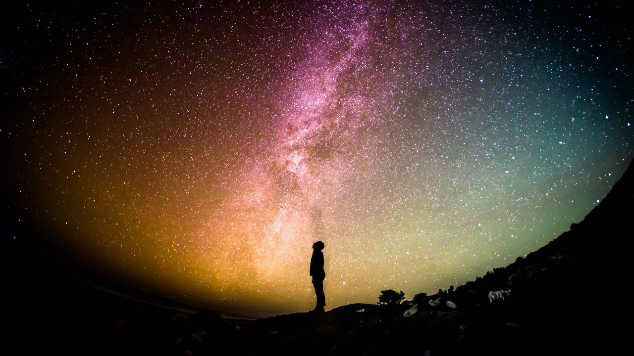 Virgin Galactic rusza z pierwszymi lotami komercyjnymi w kosmos, źródło grafiki: Unsplash | Greg Rakozy.