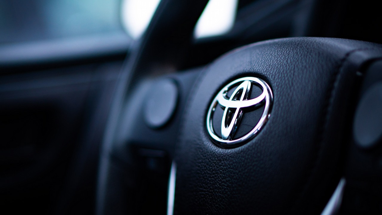 Toyota testuje sztuczną skrzynię biegów, żeby przekonać do samochodów elektrycznych tradycjonalistów, źródło grafiki: Unsplash | Christina Telep.